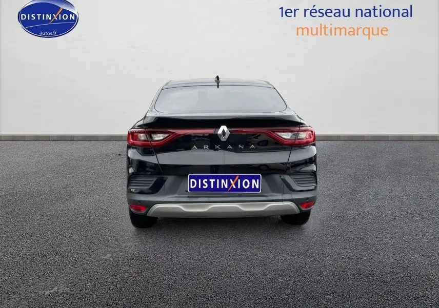 Vue arrière d'une Renault Arkana noir métal 2023 avec feux LED et logo distinctif au centre du hayon.