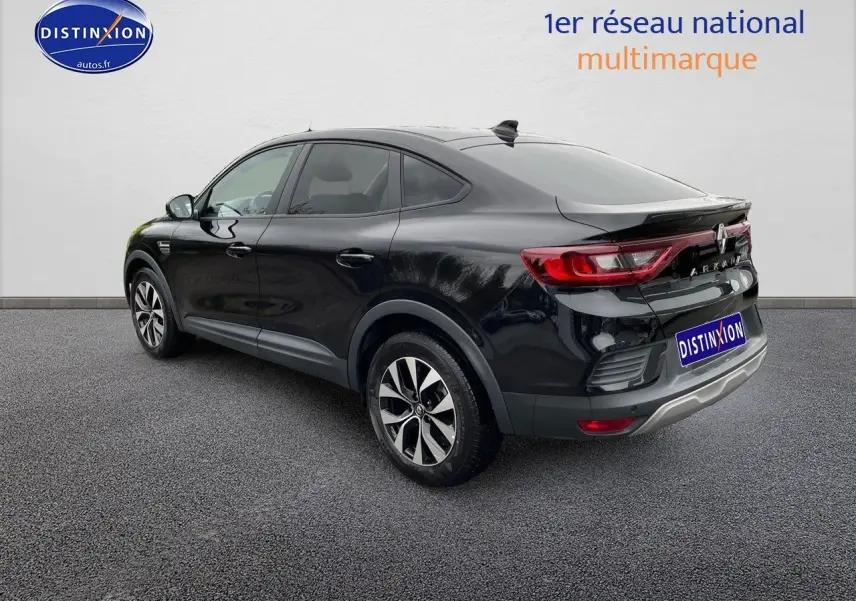 Vue 3/4 arrière droite d'un Renault Arkana noir métal 2023 avec jantes bi-ton et feux LED distinctifs.