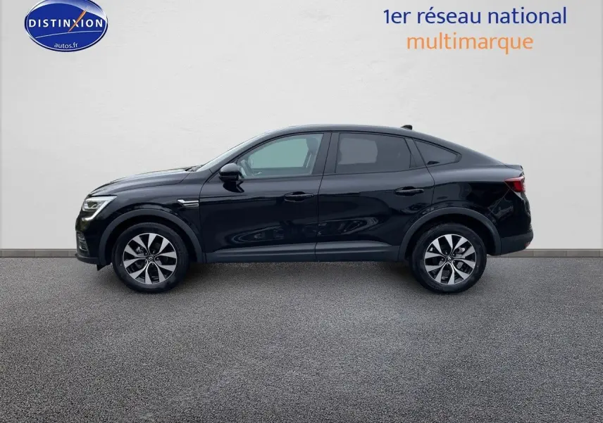 Profil côté gauche d'un Renault Arkana noir métal 2023 avec jantes bi-ton et silhouette coupé SUV élégante.