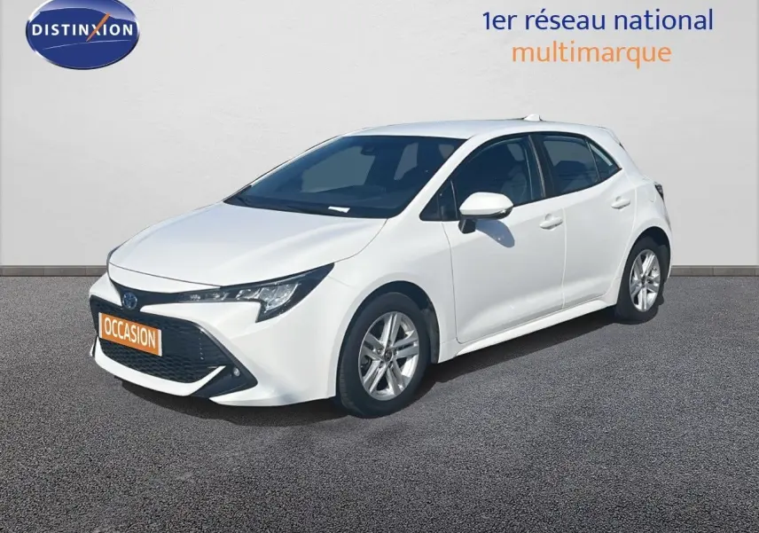 Toyota Corolla blanche vue en 3/4 avant droit, mettant en valeur ses lignes modernes et ses jantes alliage.