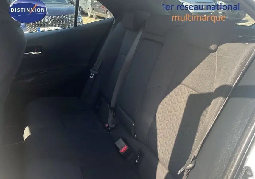 Vue intérieure sur la banquette arrière en tissu noir de la Toyota Corolla blanche 2023, côté droit.