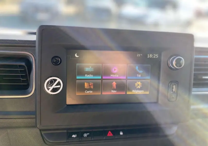 Écran tactile du système Navi 50 IntelliLink dans l'habitacle de l'Opel Movano Fourgon blanc, vue de face.