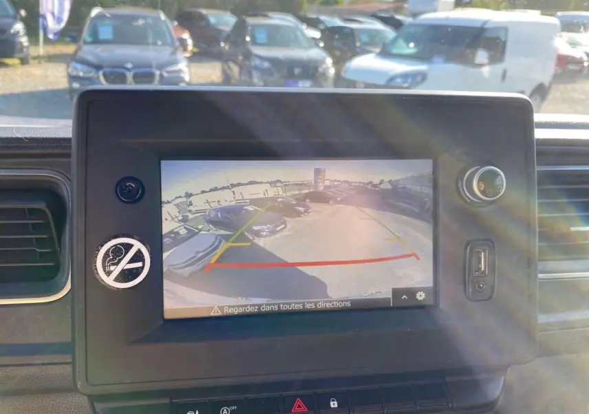Écran tactile affichant la caméra de recul dans un Opel Movano Fourgon blanc, vue intérieure du tableau de bord.