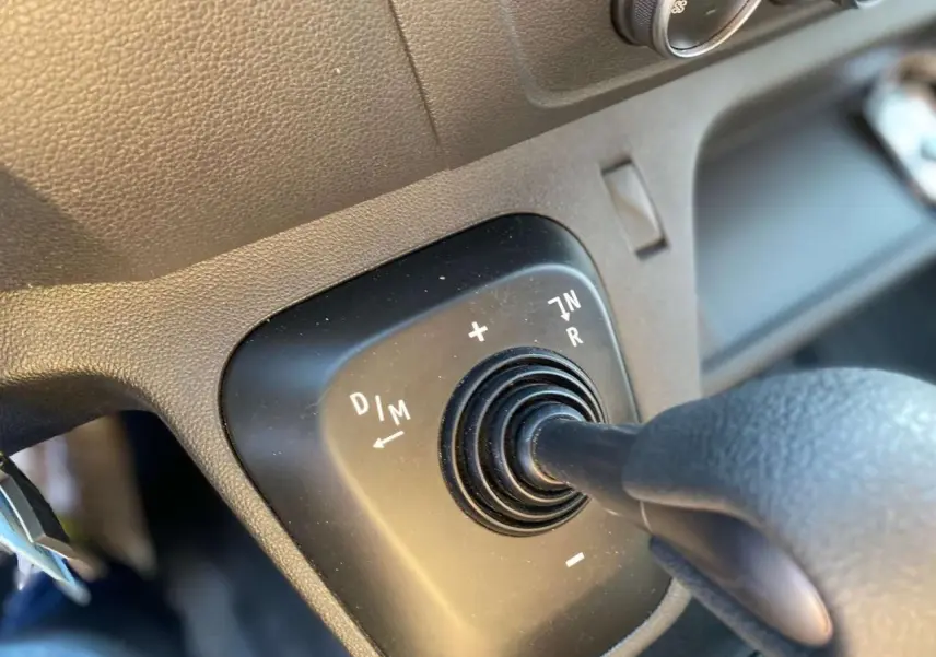 Gros plan sur la commande de boîte automatique noire dans l'habitacle du fourgon blanc Opel Movano 2021.