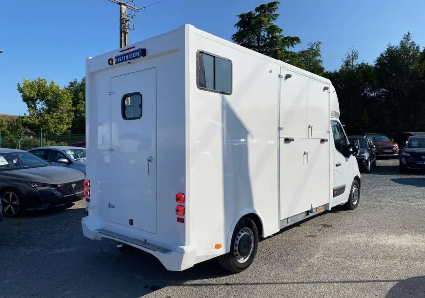 Vue 3/4 arrière droite d'un Opel Movano Fourgon blanc avec porte arrière et fenêtres latérales pour chevaux.