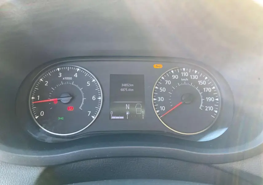 Vue rapprochée du tableau de bord du fourgon Opel Movano blanc, affichant compte-tours et compteur de vitesse.