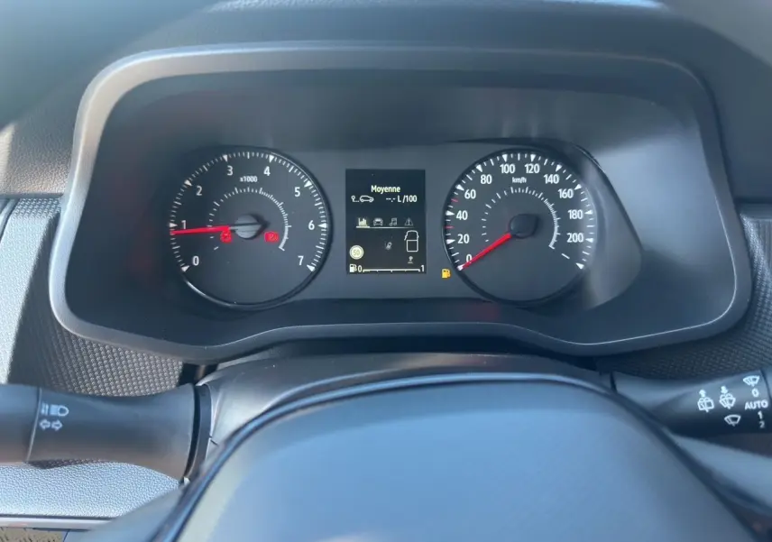 Vue rapprochée du tableau de bord du Renault Trafic Combi 2025 avec compte-tours, compteur de vitesse et écran central numérique.