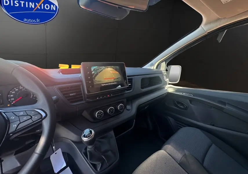 Intérieur avant du Renault Trafic Combi 2025 gris comète, tableau de bord avec écran de caméra de recul et boîte manuelle.