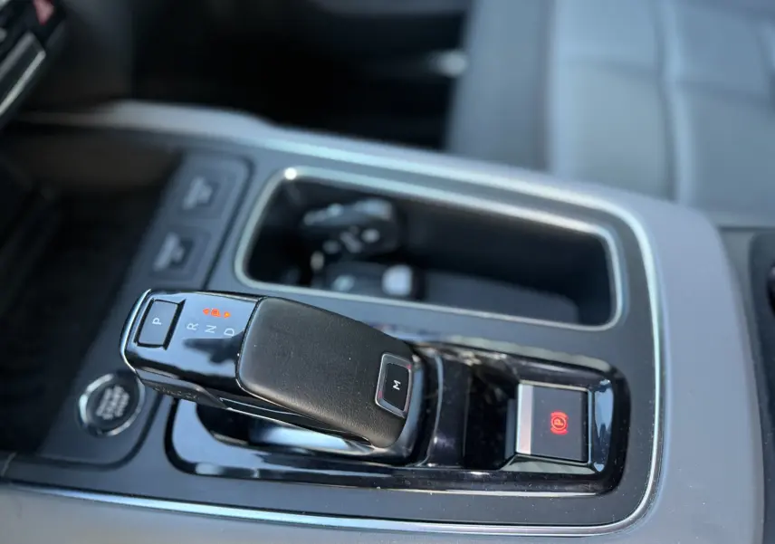 Le levier de vitesses automatique noir du Citroën C5 Aircross 1.5 BlueHDi 130 Shine Pack, vue rapprochée intérieure.