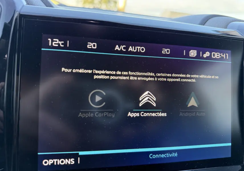 Écran tactile central du Citroën C5 Aircross 2021 montrant les options Apple CarPlay, Apps Connectées et Android Auto.