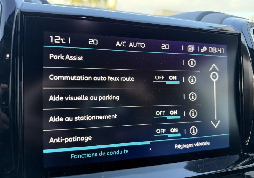 Écran tactile intérieur du Citroën C5 Aircross 2021 affichant les options d'aide à la conduite et de parking.
