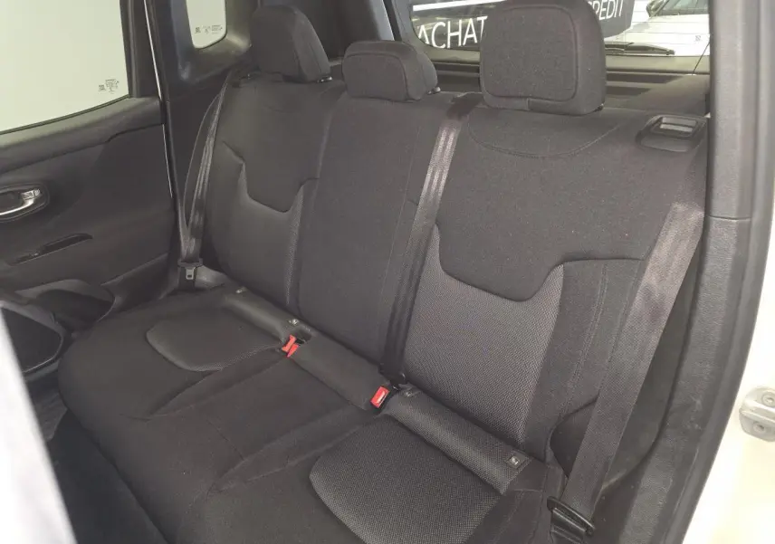 Vue intérieure arrière côté droit du Jeep Renegade blanc 2018, sièges noirs avec appuie-têtes réglables.