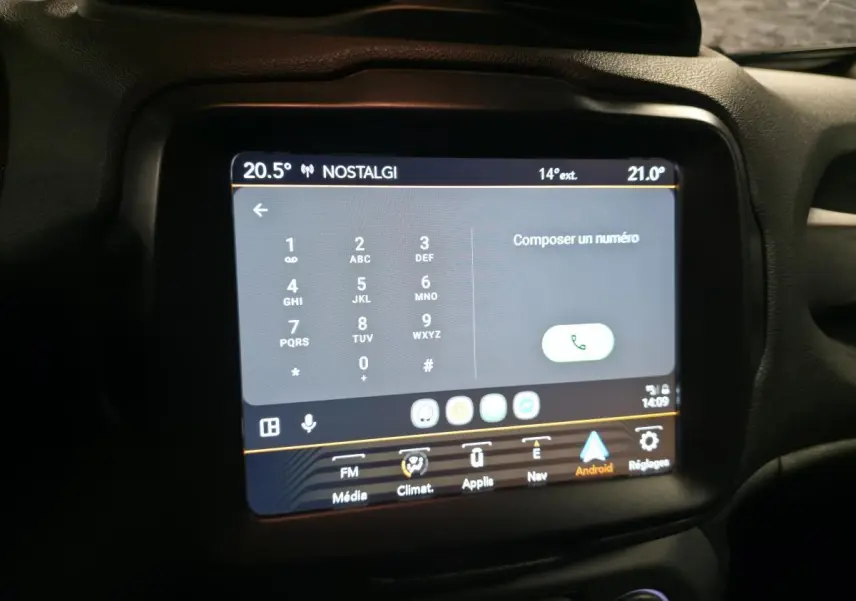 Écran tactile central du Jeep Renegade 2018 affichant le clavier pour composer un numéro, entouré de plastique noir.