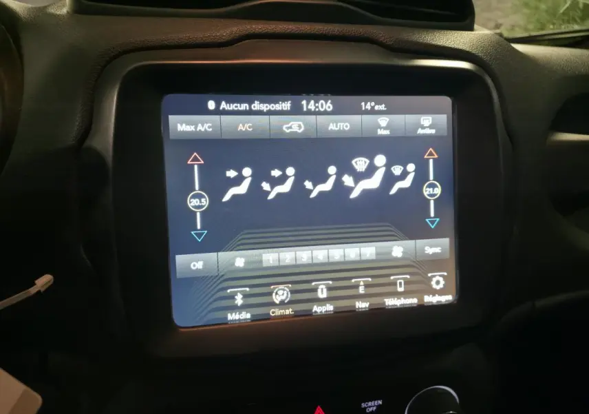 Écran tactile central du Jeep Renegade blanc 2018 montrant la climatisation automatique bi-zone en fonctionnement.