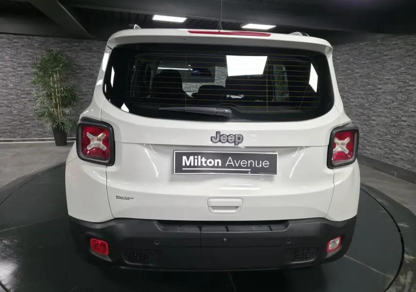 Vue arrière du Jeep Renegade blanc 2018 avec feux arrière en forme de croix et pare-chocs noir contrastant.