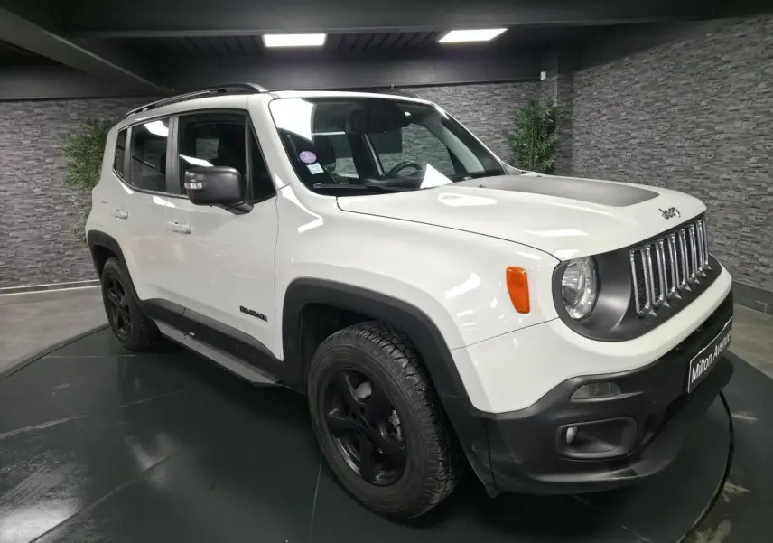 Jeep Renegade blanc vue 3/4 avant droit avec jantes noires 5 branches et capot noir mat.
