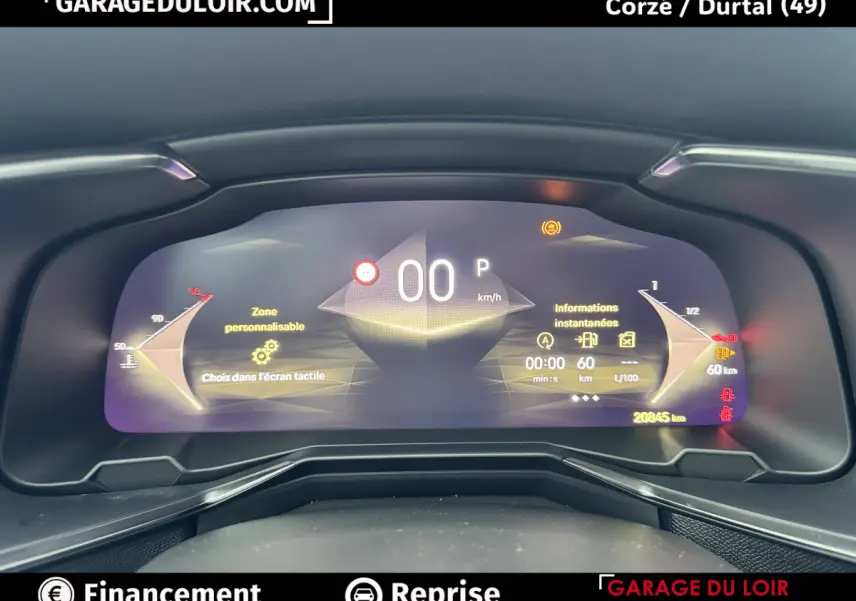 Tableau de bord numérique du DS7 Crossback bleu, affichage digital clair avec informations de conduite et jauges.