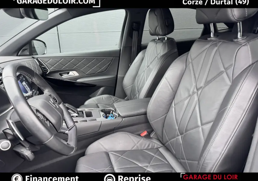 Vue intérieure côté conducteur du DS7 Crossback bleu 2024, sièges cuir noir matelassé et tableau de bord moderne.