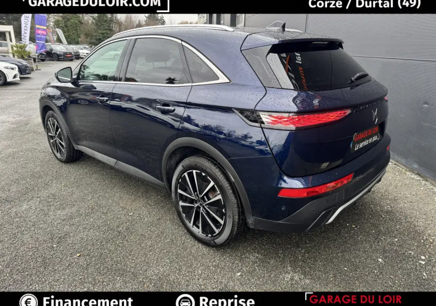 Vue 3/4 arrière droite d'un DS7 Crossback bleu 2024 avec feux arrière LED et jantes alliage noires.