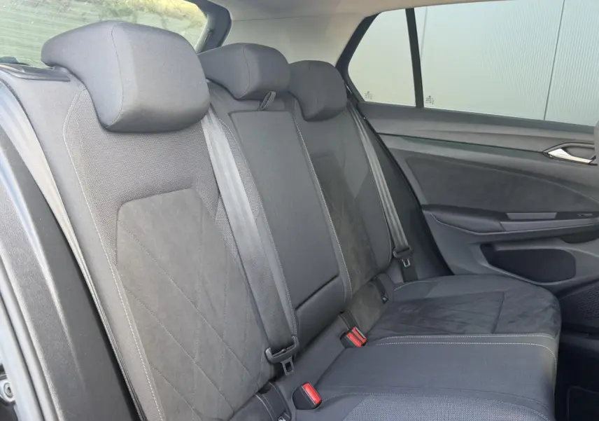 Vue intérieure côté droit des sièges arrière noirs en Microfleece ArtVelours de la Volkswagen Golf VIII 2024.