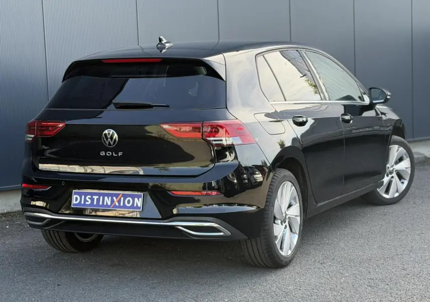 Volkswagen Golf VIII noire vue 3/4 arrière droit, avec feux arrière LED et jantes alliage 17 pouces.