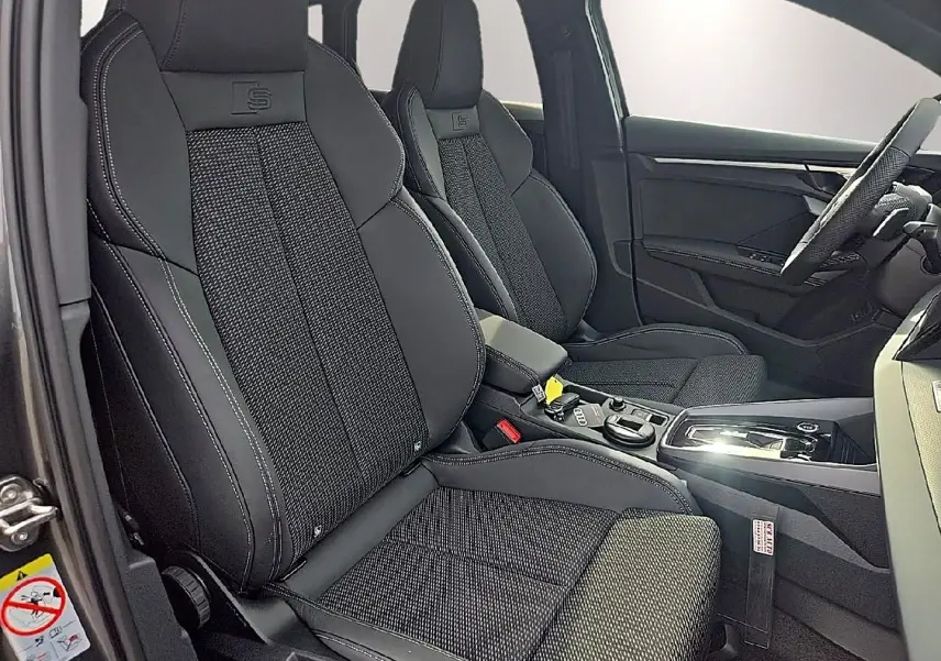 Vue intérieure côté conducteur de l’Audi A3 Sportback 1.5 TFSI S line 2026 avec sièges sport noirs et console centrale moderne.