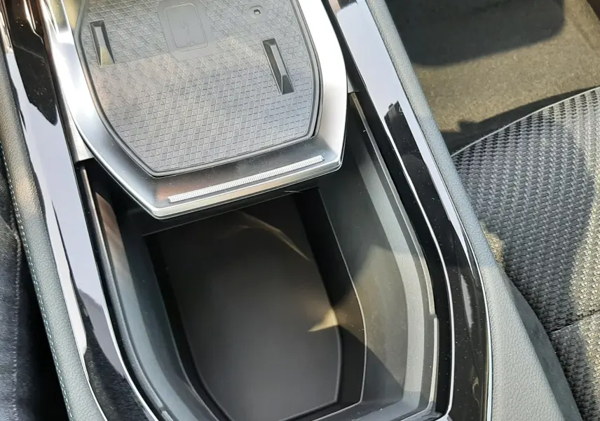 Gros plan sur la console centrale noire avec chargeur sans fil et rangement du Renault Espace VI gris schiste métal.