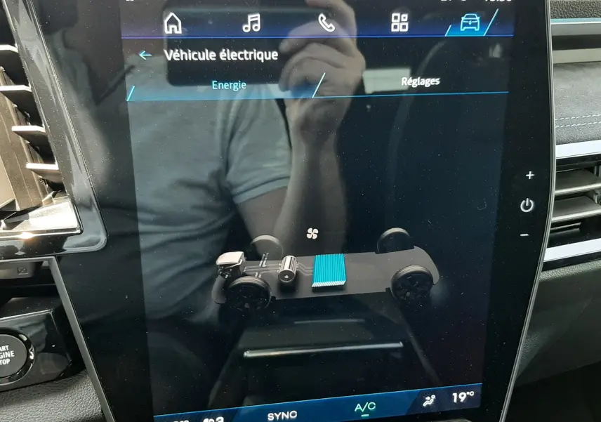Écran tactile central du tableau de bord du Renault Espace VI gris schiste, affichant l'interface énergie du véhicule hybride.
