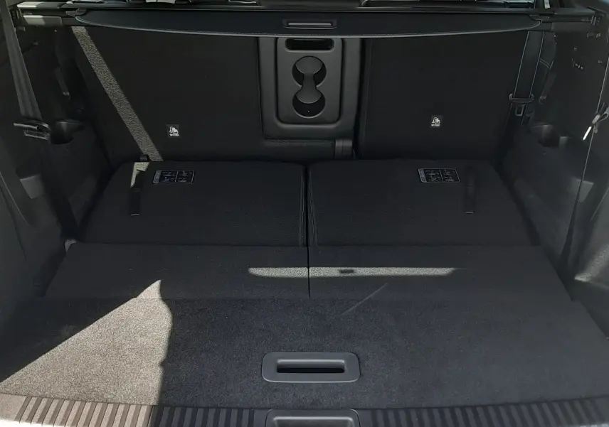 Coffre ouvert d'un Renault Espace gris schiste, banquette arrière rabattue, vue depuis l'arrière montrant l'espace de chargement.