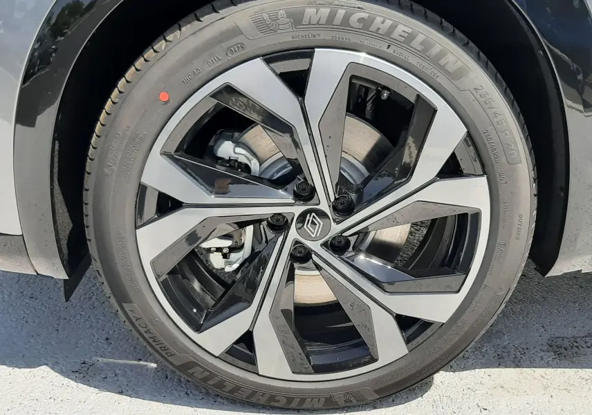 Gros plan sur la jante alliage bicolore et pneu Michelin du Renault Espace gris schiste métal, version hybride 7 places.