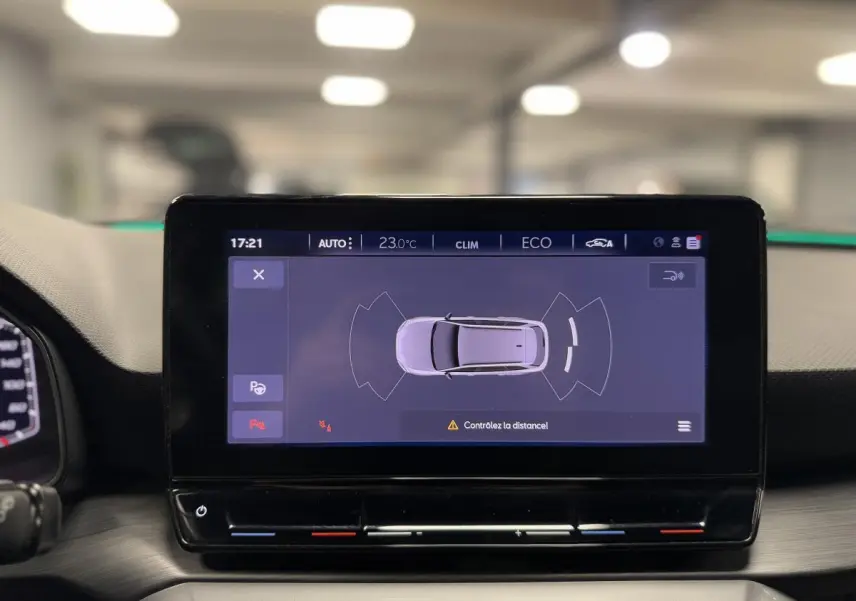 Écran tactile central affichant l'aide au stationnement du CUPRA Leon Sportstourer 1.4 e-Hybrid 2021.