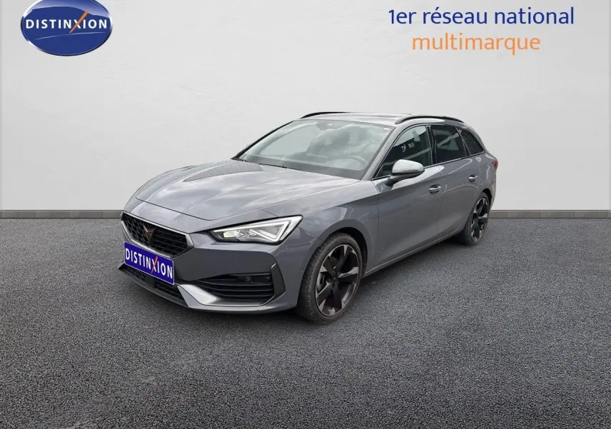Vue 3/4 avant droite d'une CUPRA LEON ST gris Graphene métal avec jantes noires biton et calandre distinctive.