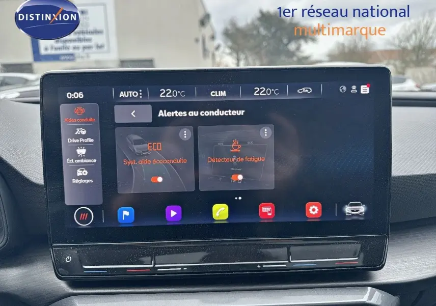 Écran tactile central affichant les alertes au conducteur dans l'habitacle d'une CUPRA LEON ST gris Graphene 2024.