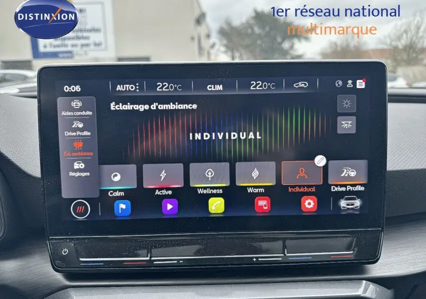 Écran tactile central affichant les réglages d'éclairage d'ambiance dans l'habitacle du CUPRA LEON ST 2024.