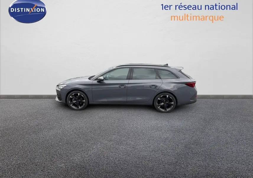 Profil côté gauche de la CUPRA LEON ST 2024 en gris Graphene Metal avec jantes noires sur fond neutre.