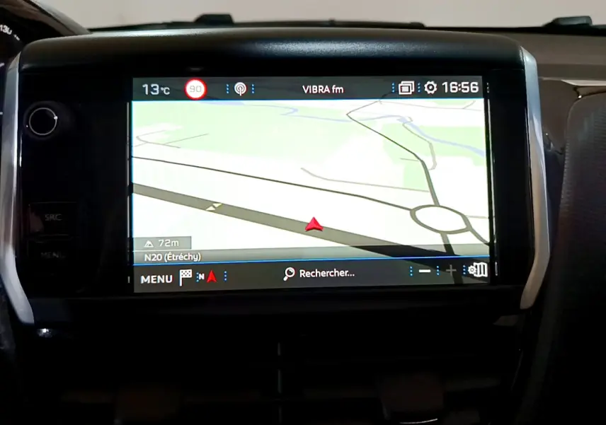 Écran tactile central du tableau de bord du Peugeot 2008 2019 affichant la navigation GPS en mode jour.