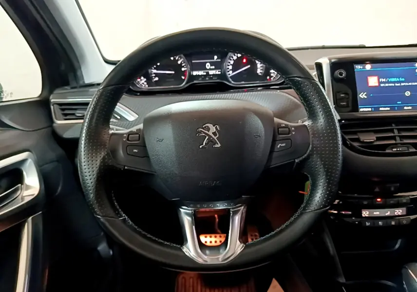 Vue rapprochée du volant cuir noir et du tableau de bord numérique du Peugeot 2008 gris foncé de 2019.