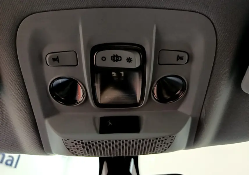 Plafonnier intérieur gris avec commandes d'éclairage et haut-parleur, Peugeot 2008 Puretech 2019.
