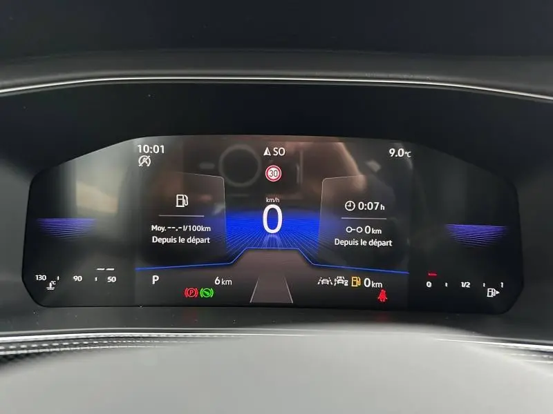 Tableau de bord numérique du Volkswagen T-Cross 2025, affichage central avec vitesse à zéro et indicateurs lumineux.