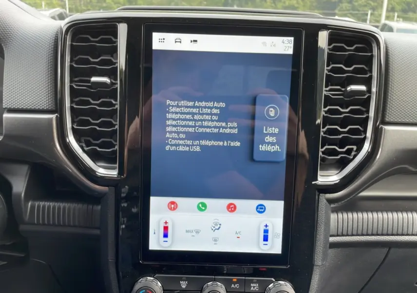 Écran tactile central vertical du Ford Ranger gris carbone, affichant Android Auto avec commandes climatisation.