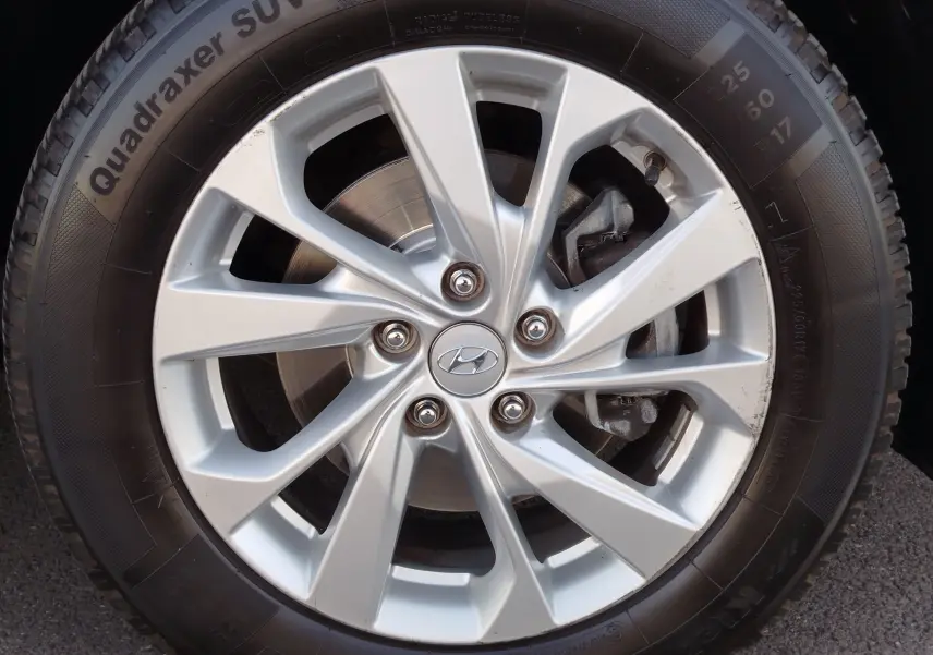 Gros plan sur la jante alliage argentée et pneu Quadracxer SUV du Hyundai Tucson Micron Grey de 2019.