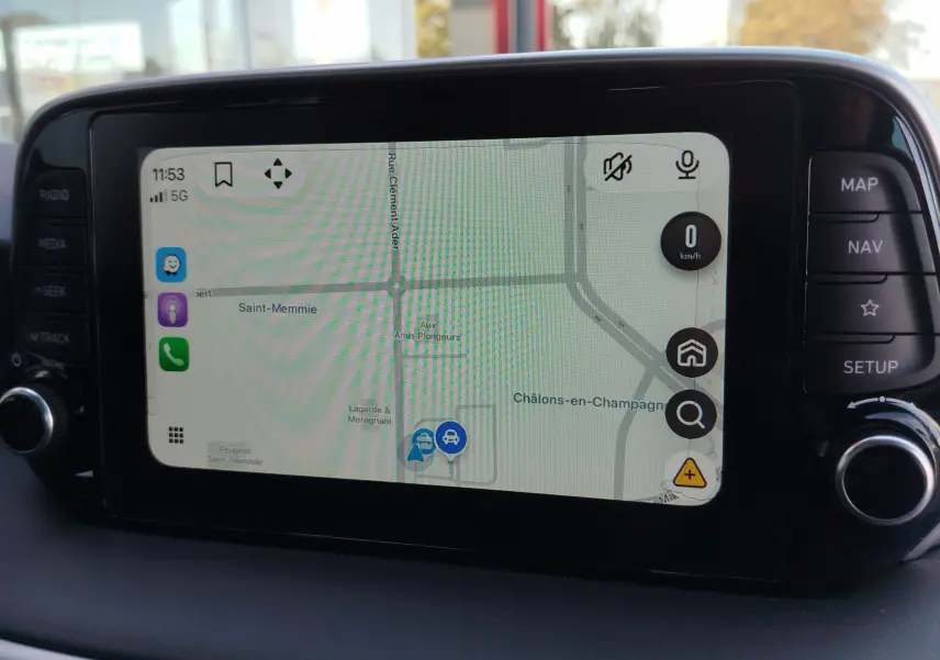 Écran tactile central du Hyundai Tucson 2019 affichant la navigation avec boutons physiques autour, intérieur gris.