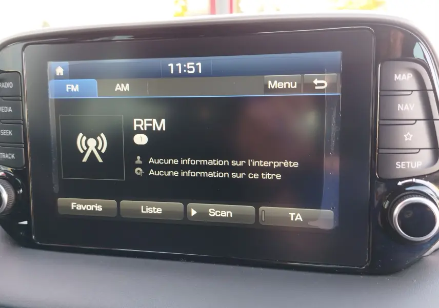 Écran tactile central du Hyundai Tucson 2019 affichant la radio FM sur fond noir avec boutons de commande autour.