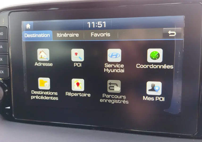 Écran tactile du système de navigation Hyundai Tucson 2019 affichant les options de destination en intérieur noir.