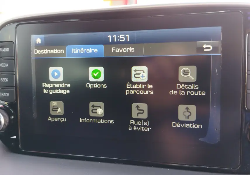 Écran tactile central du Hyundai Tucson 2019 affichant le menu itinéraire avec plusieurs options de navigation.