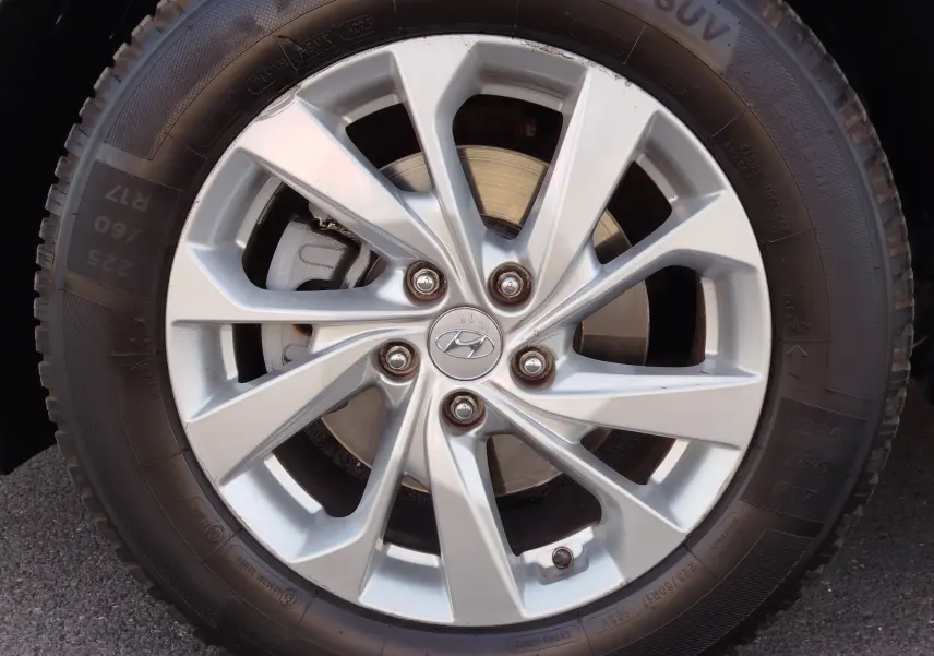 Gros plan sur la jante alliage argentée du Hyundai Tucson 2019, mettant en valeur le logo central et le pneu noir.