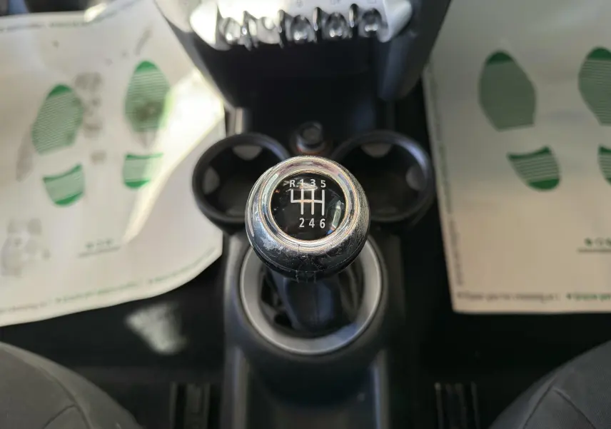 Le levier de vitesses manuel 6 rapports de la MINI Cooper 1.6 bleu, vu de dessus dans l'habitacle.