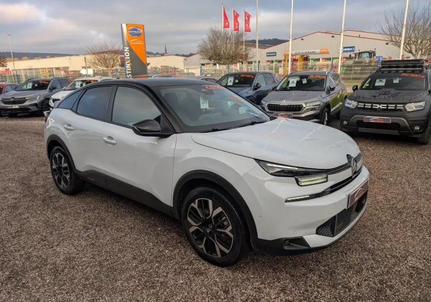 Citroën C4 blanc vue 3/4 avant droit avec toit noir Perla Nera et jantes alliage 18 pouces.
