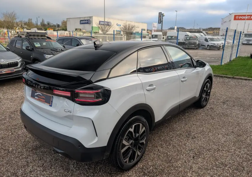 Citroën C4 blanc avec toit noir Perla Nera, vue 3/4 arrière côté droit, jantes alliage 18'' AMBER.