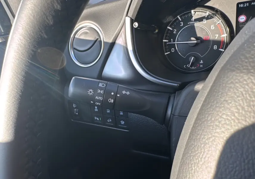 Vue rapprochée du tableau de bord côté gauche du Suzuki Vitara 2025 gris Titan, avec commandes d’éclairage et compte-tours.